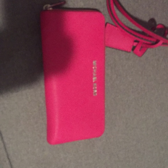 MINT CONDITION MK BAG! Make an offer!! - Picture 5 of 7